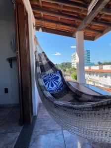 eine Hängematte auf dem Balkon eines Hauses in der Unterkunft Apartamento Sol Nascente no centro da cidade in Cruz das Almas