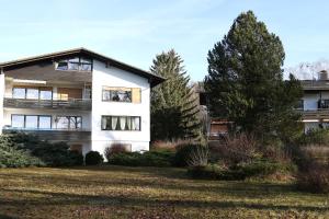 una casa blanca con un patio delante en Chiemsee /Seeblick/ Netflix, en Seeon-Seebruck