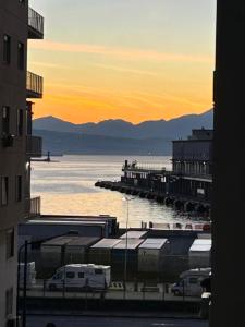 uitzicht op een waterlichaam bij zonsondergang bij A un passo dal Castello Maschio ANGIOINO Appartment in Napels