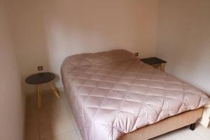 um pequeno quarto com uma cama e uma mesa em Departamento acogedor en Luján de Cuyo. em Luján de Cuyo
