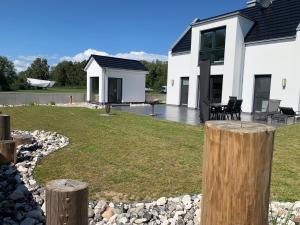 ペーネミュンデにあるExklusives FERIENHAUS im Yachthafen Peenemünde - mit Seeblickの柵付庭白家