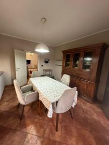 a dining room with a table and chairs at Casa Begaj in San Giovanni Valdarno