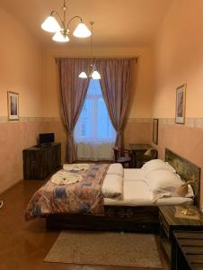 Un dormitorio con una cama grande y una ventana en Hotel Victor, en Praga