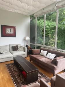 ein Wohnzimmer mit einem Sofa und einem Couchtisch in der Unterkunft Villa and garden near Paris for the Olympic games in Garches