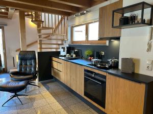 cocina con encimera y silla en una habitación en Ferienwohnung Richter, en Rettenberg