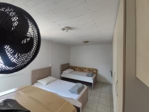 En eller flere senge i et værelse på HOSTEL INN LAGO