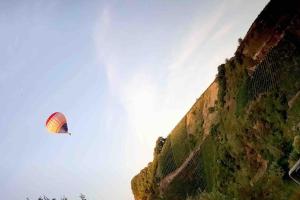 a kite flying in the sky next to a building at Wohnen direkt am Moselstrand in Bernkastel-Kues