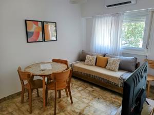 un soggiorno con divano e tavolo di Hermoso departamento en el corazón de Palermo Soho a Buenos Aires