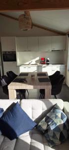 uma sala de estar com uma mesa e uma cozinha em WH65 gezellig vakantiehuis 4pers. em Koksijde