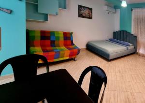 ein Wohnzimmer mit einem Bett und einem Sofa in der Unterkunft Diego Rooms Vlora in Vlorë