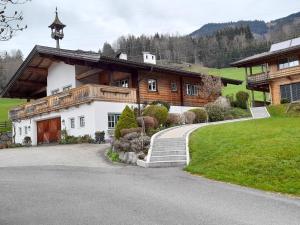 una casa con una escalera delante de ella en Viehhofgut, en Bruck an der Großglocknerstraße