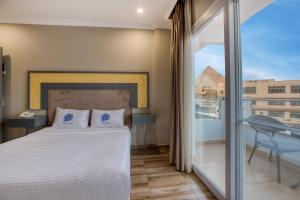 Postel nebo postele na pokoji v ubytování Mamlouk Pyramids Hotel