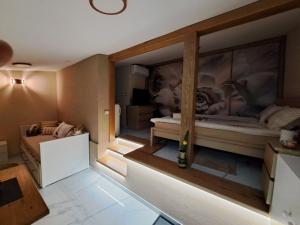 Zimmer mit Fenster und einem Bett in der Unterkunft Apartman Barka in Golubac
