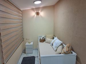 ein kleines Zimmer mit einem Bett in der Ecke in der Unterkunft Apartman Barka in Golubac