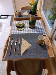 哥魯拜克的住宿－Apartman Barka，桌子上方的桌子和餐具