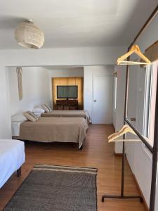 a hotel room with two beds and a television at Hostal Villa Italo in Copiapó