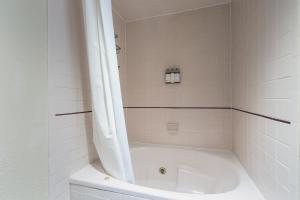 Ванна кімната в Manitou Lodge 4 Hotel Room