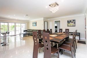 Un comedor con mesa y sillas en First-Class 5BR Villa in Hollywood Lakes, en Hollywood