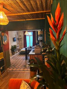 Travel Room Bordeaux : Amazo'nid : غرفة معيشة مع أريكة وطاولة