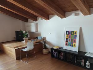een woonkamer met een bureau en een stoel bij La Finestra sul Porto Apartment in Ancona