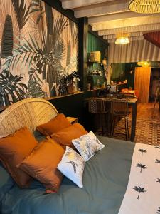 Travel Room Bordeaux : Amazo'nid : سرير عليه مخدات في غرفه