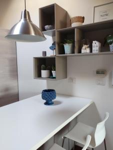 アンコーナにあるLa Finestra sul Porto Apartmentの白いカウンターとペンダントライト付きのキッチン