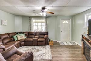 - un salon avec un canapé et un ventilateur de plafond dans l'établissement Family-Friendly Altoona Abode with Spacious Patio!, à Altoona