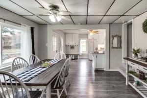 - une cuisine et une salle à manger avec une table et des chaises dans l'établissement Family-Friendly Altoona Abode with Spacious Patio!, à Altoona