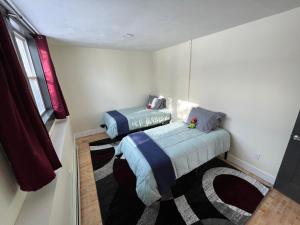 um quarto com duas camas e uma janela em Borealis Escapes Apartment 