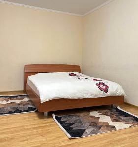 路茨克的住宿－Апартаменти Липинського3,поруч Порт Сіті，一间卧室,床上放着鲜花