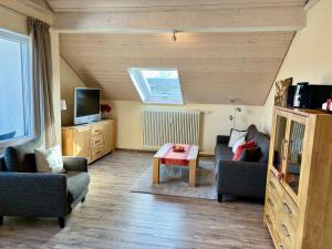ein Wohnzimmer mit 2 Sofas und einem TV in der Unterkunft Ferienwohnung Felderhaldeblick in Isny im Allgäu