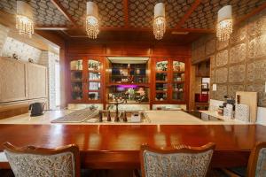 uma cozinha com uma grande mesa de madeira e um lavatório em Oyado Tonbo - Vacation STAY 16107 em Kaga