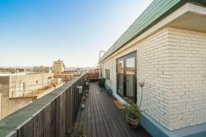 d'un balcon avec des plantes. dans l'établissement Oyado Tonbo - Vacation STAY 16107, à Kaga