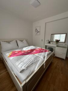 a bedroom with a bed with a pink blanket on it at Wohnung See- und Bergnähe in Gmunden
