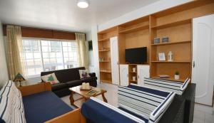 a living room with two couches and a tv at Desconectaenlasriasbaixas Marita Combarro centro in Combarro