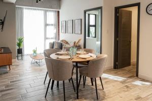 a dining room with a table and chairs at Anida Silk 401 in Guatemala