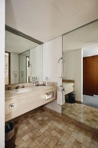 baño con lavabo y espejo grande en Hotel del Prado en Ciudad de México