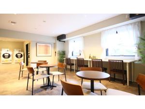 un restaurante con mesas y sillas en una habitación en Dynasty Hotel Osaka - Vacation STAY 61768v en Osaka