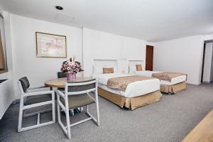 Ένα ή περισσότερα κρεβάτια σε δωμάτιο στο Hotel del Prado +35 φωτογραφίες