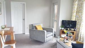 un salon avec une chaise et une télévision dans l'établissement Harbour cottage sleeps 4 nr Marina Eastbourne, à Pevensey