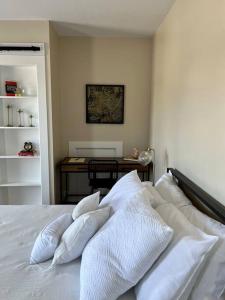 Postel nebo postele na pokoji v ubytování Beautiful & Comfortable One Bedroom/ One Bathroom