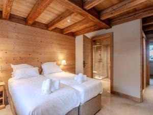 モルジヌにあるChalet Morzine, 5 pièces, 10 personnes - FR-1-754-6の木製の天井のベッドルーム1室(ベッド2台付)