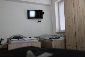 TV a/nebo společenská místnost v ubytování Kolík Apartmány