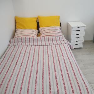 En eller flere senge i et værelse på Krucza Apartament