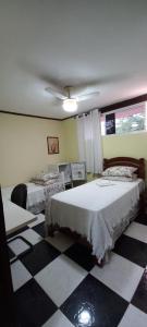 sypialnia z 2 łóżkami i wentylatorem sufitowym w obiekcie KzaZenDF CamaeCafé AsaSul w mieście Brasília