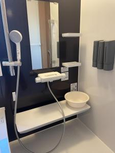 笛吹市的住宿－Glocal Kasugai Onsen - Vacation STAY 64477v，一间带卫生间和镜子的浴室