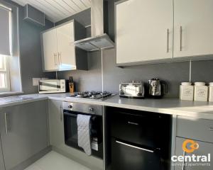 Kitchen o kitchenette sa 2 Bedroom Apartment by Central Serviced Apartments - Monthly Bookings Welcome - FREE Street Parking - WiFi - Smart TV - Ground Level - Family Neighbourhood - Sleeps 4 - 1 Double Bed - 2 Single Beds - Heating 24-7 - Trade Stays - Weekly & Monthly Offers