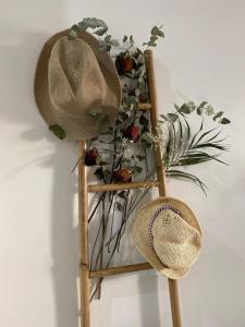 a shelf with a hat and some plants on it at AljaLux Sevilla Bormujos in Bormujos +33 photos