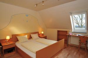 Ein Bett oder Betten in einem Zimmer der Unterkunft Wallfahrtswirt