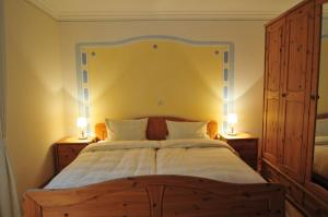 Ein Bett oder Betten in einem Zimmer der Unterkunft Wallfahrtswirt